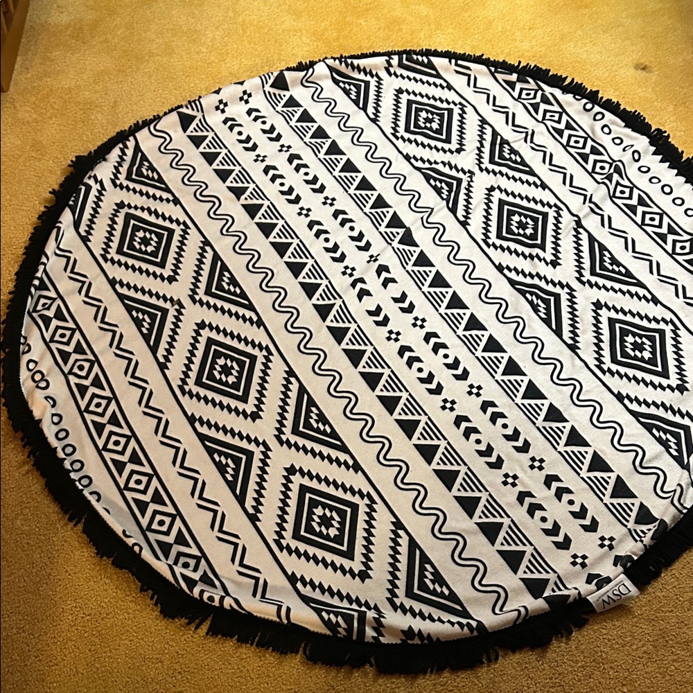 DSW Black and White Patterned throw blanket